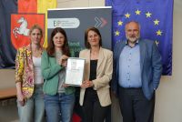 Bei der Überreichung des Förderbescheids: das Projektkonsortium freut sich über den Startschuss für das Projekt und die gemeinsame Umsetzung (Fotonachweis: Niedersachsen.next)
